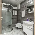 Hotel Konuk *