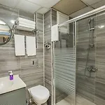 Hotel Konuk *