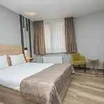 Hotel Konuk *